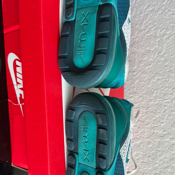 Used - Nike Air Max 270 GS Teal and White Sneakers - size 3Y - Picture 8 of 12